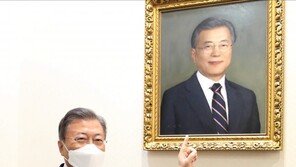 靑에 전시될 文대통령 초상화 공개[청계천 옆 사진관]