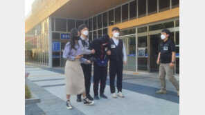 “돈 많아 보여서” 이웃 여성 살인 40대 송치…묵묵부답