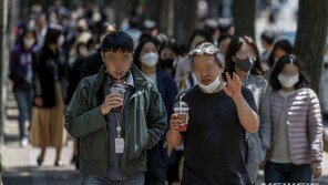 쓰자니 답답하고 벗기엔 눈치…‘턱스크족’ 늘어