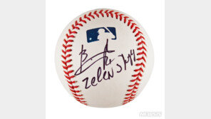 젤렌스키 서명 美 야구공, 경매에 나와…우크라 구호기금으로 사용