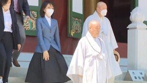 김건희 사찰룩, 5만4000원짜리 스커트…온라인몰 주문 폭주