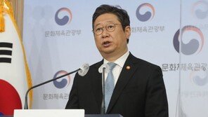 “BTS 병역특례 필요”…퇴임 닷새 앞둔 장관 호소에 갑론을박 격렬