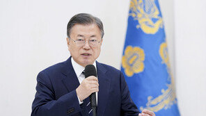 文 “언론 취사선택 보도, 때론 편향적…균형된 국정기록 남겨 뿌듯”