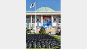 尹, 취임식서 文대통령 환송하고 노인·어린이 인사 후 용산 집무실로