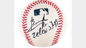 경매 나온 ‘젤렌스키 사인볼’… “우크라 구호에 사용” 