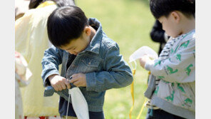 “코로나 확진자, 내달 초엔 4분의1로 감소”… 새 변이가 변수