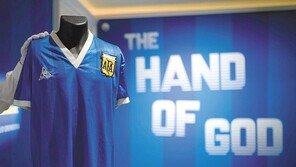 마라도나 ‘신의 손’ 유니폼 113억 원에 팔렸다