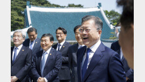 文, 오늘 전·현직 참모들과 靑생활 마무리…양산行 준비도 박차