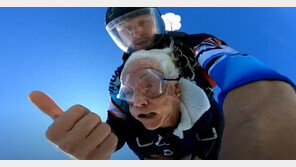 2차 대전 간호사의 용감한 도전…100세 맞아 스카이다이빙