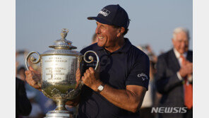 “PGA 전설 필 미컬슨, 도박으로 510억원 탕진” 폭로