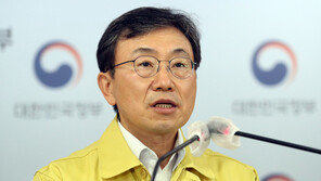 정부 “국민들 협조로 극단적 봉쇄 안해…韓코로나 성적 우수”
