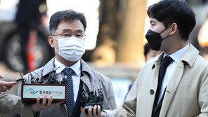 정영학 녹음파일 법정서 재생 지속…신빙성 공방 계속