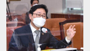 떠나는 박범계 “검찰개혁, 여전히 진행형…새 정부, 뒷걸음치지 않길”