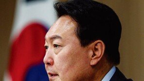 ‘슬림한 대통령실’ 尹,  청와대 정부 못 넘어섰다
