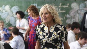 질 바이든, 루마니아서 우크라 난민 어린이들 위로