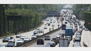 나들이 끝났다…고속도로 상행선 밤까지 정체