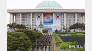 미리보는 대통령 취임식…尹, 180m 걸으며 시민들과 악수