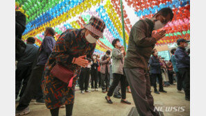 구름 인파 몰린 부처님오신날…3년 만에 공양밥도