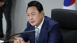尹, 5·18 기념식서 ‘임을 위한 행진곡’ 제창…특별열차 타고 광주행