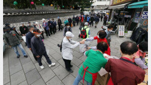 어버이날 ‘무료급식 긴 줄’