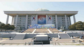 尹, 10일 0시 합참 보고받아… 취임식장 180m 걸으며 시민과 악수 