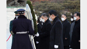 文대통령, 국립현충원 참배…임기 마지막 날 일정 시작