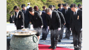 文의 마지막 방명록 “더 당당한 대한민국으로”…곧 퇴임연설