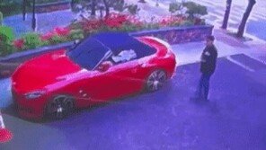 CCTV 속 남성, 길가다 돌연 BMW를 ‘지~익’…“2주 된 새차” (영상)