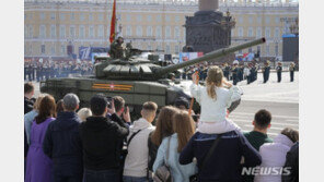 참전 용사 기리고 나치에 승리한 러 전승절…푸틴 힘 과시로 변질