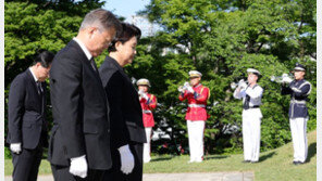 문 대통령, 현충원·효창공원 참배…“더 당당한 대한민국으로”