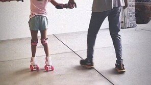 ‘실어증 은퇴’ 브루스 윌리스, 8세 딸과 뭐하나 봤더니