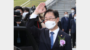 박범계도 오늘 퇴임…김천 소년교도소 방문 후 文 마지막 퇴근길 동행