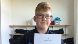 “최고의 대통령에게”…젤렌스키에 편지 보낸 英12세, 친필 답장받아