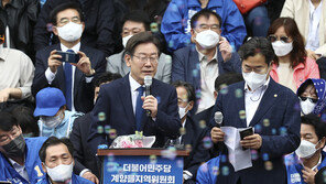 ‘5월 등판’ 이재명, 8월 당대표 찍고 ‘文코스’ 밟나