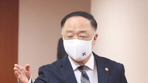 퇴임식 연 홍남기 “가장 험준했던 고비는 ‘코로나’ 아쉬운 건 ‘부동산’”