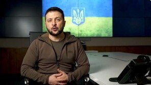 젤렌스키 재킷, 우크라 기금 마련 경매 1억5000만원에 낙찰