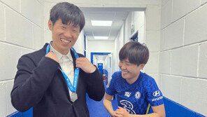 ‘해버지’ 박지성과 함께 한 지소연, 첼시 위민 우승 메달과 함께 활짝