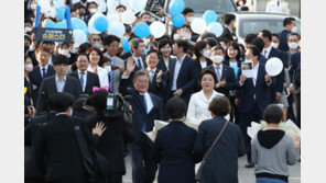 임기 마친 文, 걸어서 마지막 퇴근…靑직원들 ‘파랑’ 풍선 들고 환송
