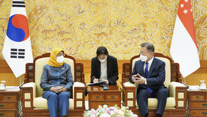 싱가포르 대통령 만난 文 “북핵, 대화·외교로만 해결 가능”