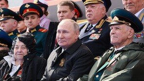 규모 대폭 축소된 러 열병식… 軍 장비 상당수 우크라 투입