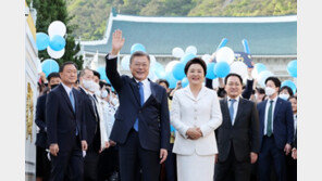 文, 마지막 퇴근길… “성공한 전임 대통령 되도록 도와달라”