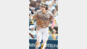 홈런인 줄 알았는데… 아쉬워하는 김하성 