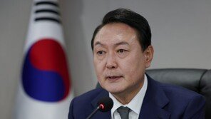 尹대통령, 현충원 참배 “함께 잘사는 국민의 나라 만들겠다”