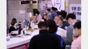 윤석열 대통령 취임 기념 우표 구매 위해 줄 선 시민들