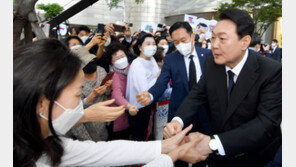 국회 도착한 尹대통령, 6분간 180m 걸으며 시민들과 ‘주먹 인사’