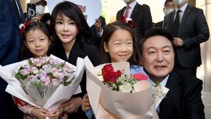 서초동 尹자택 앞에도 인파…“좋은 나라 만들어달라”