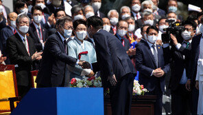 尹대통령 내외, 文 전 대통령 내외-朴 전 대통령과 악수