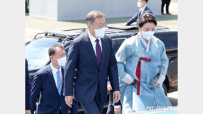 尹 취임식 마친 文, 양산행 올라…서울역서 귀향 인사