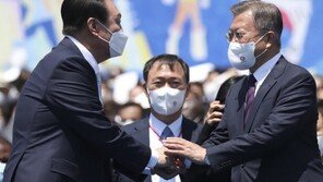 새 대통령 취임식 참석한 文…전날 떠난 靑개방 지켜봐