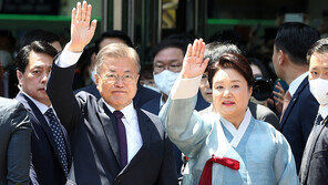 “이제 뉴스 안봐, 난 자유인” 서울 뜨는 文 얼굴이 활짝 폈다